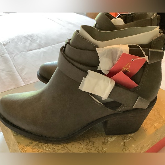 New in box, grey cutout booties with chunky heel - Picture 2 of 4